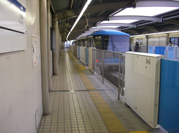 羽田モノレール整備場駅前