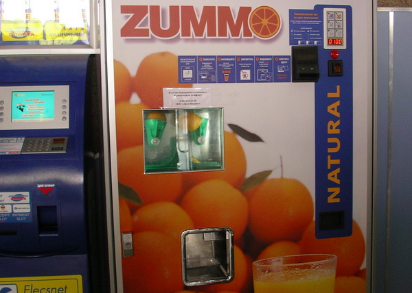 シェレメチボ空港の生搾りオレンジ自販機